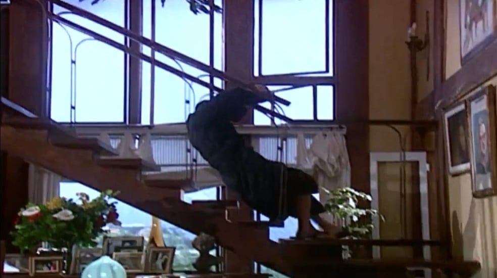 Danilo cai da escada em cena da novela Laços de Família