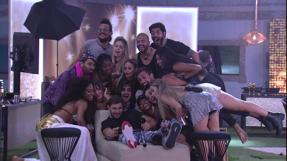 Brothers tiram foto na Festa da Líder Sarah — Foto: Globo BBB21 (Audiência) 