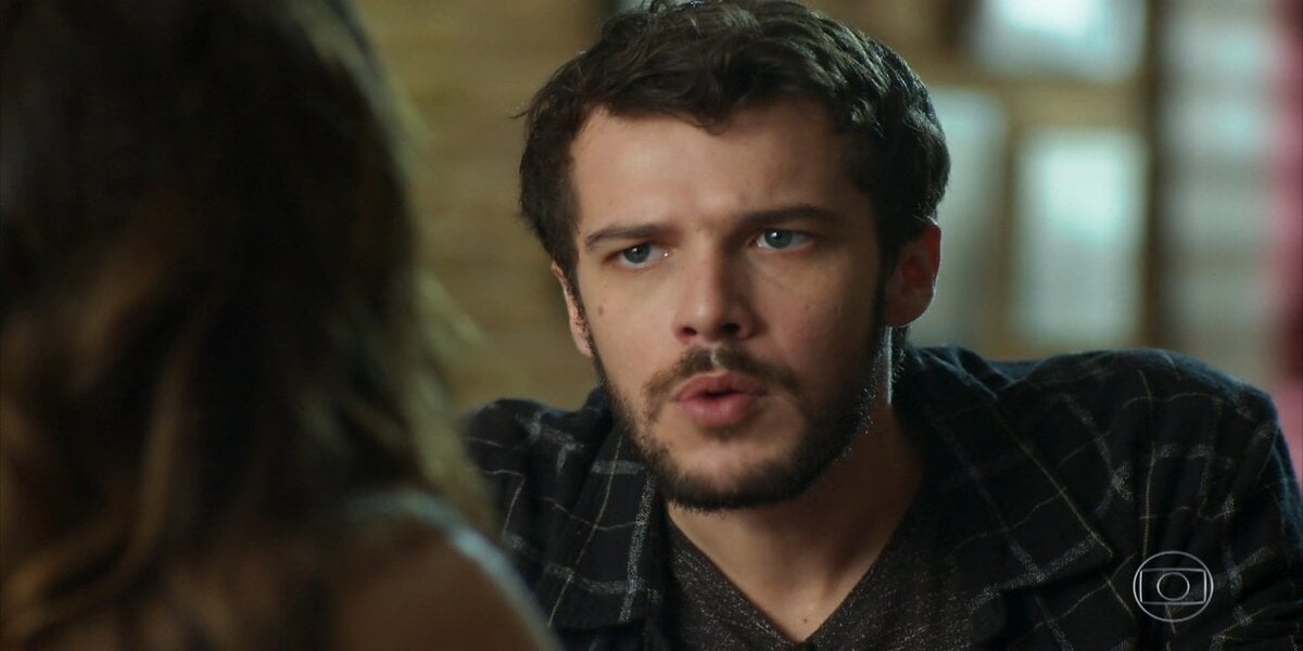 Giovanni em cena noturna da novela Haja Coração