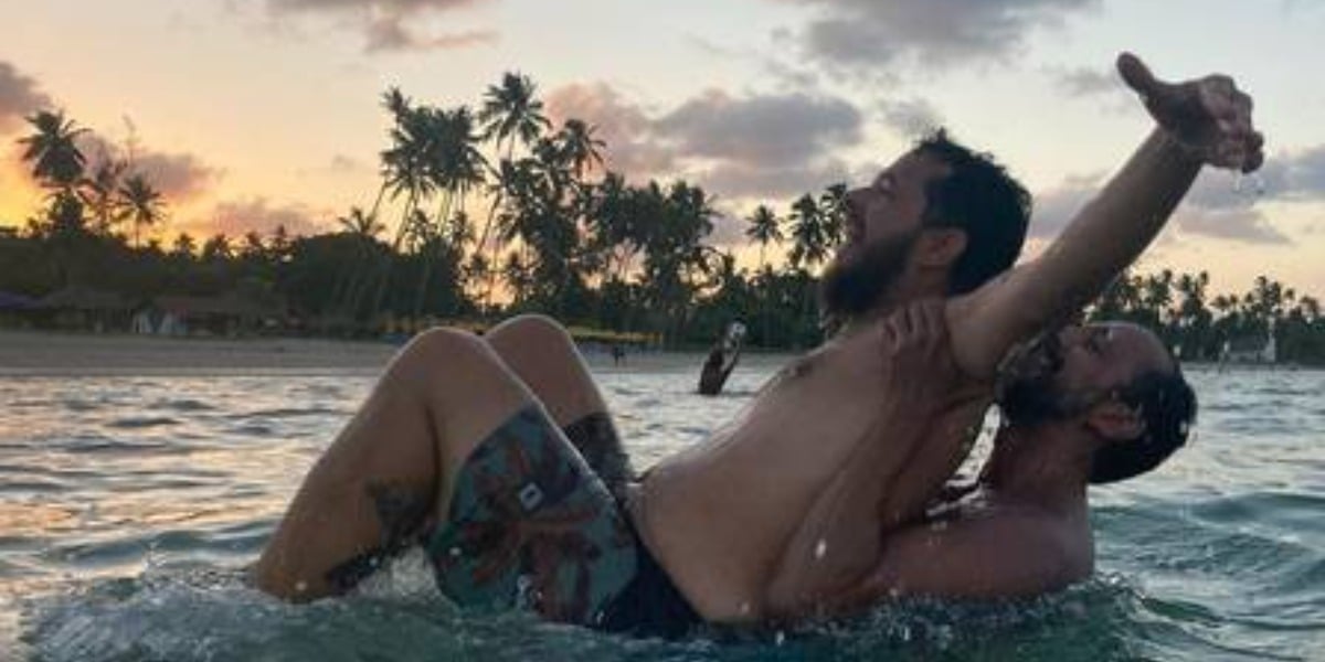 Irandhir dos Santos e o marido tentar recriar famosa coreografia (Foto: Reprodução)