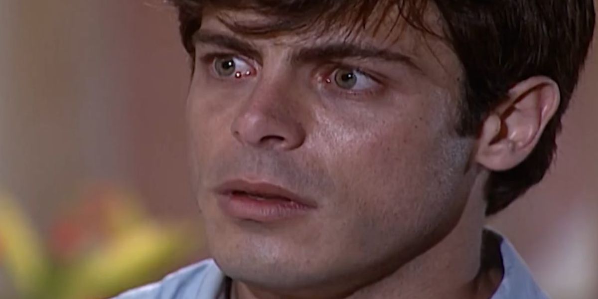 Fred, homem branco, cabelo castanho, com expressão de apreensão na novela Laços de Família