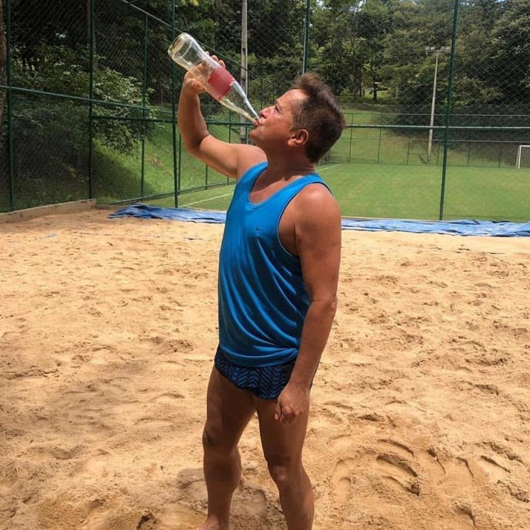 Leonardo bebendo refrigerante (Foto: Reprodução/Instagram)