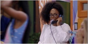 Lumena atendeu ao Big Fone, mas parece que não entendeu o trote de Rafael Portugal no BBB21 (Foto: Reprodução)