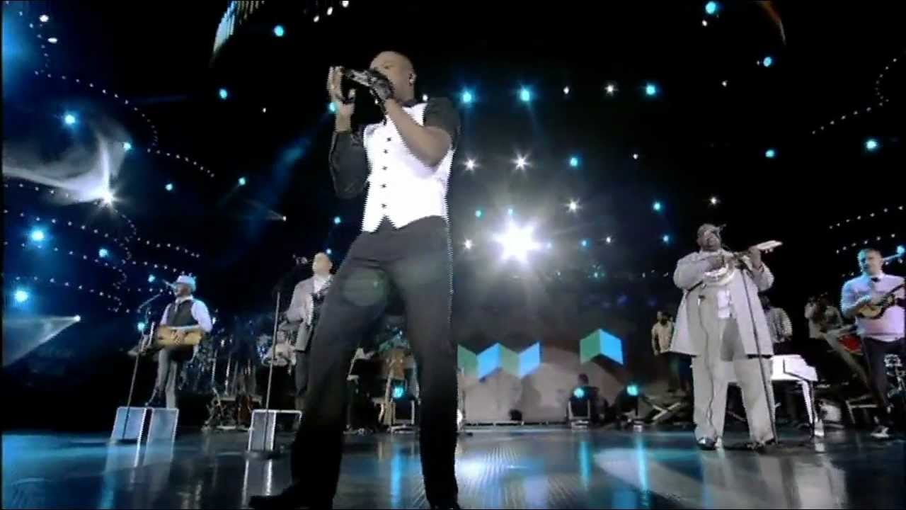 Thiaguinho durante show do Exaltasamba (Foto: Reprodução)