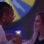 Karol Conká conversando com Carla Diaz (Foto: Reprodução)
