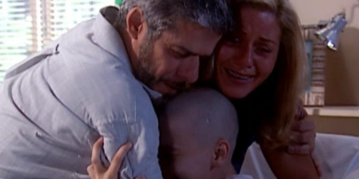 Helena engravida de Pedro em Laços de Família (Foto: Reprodução)