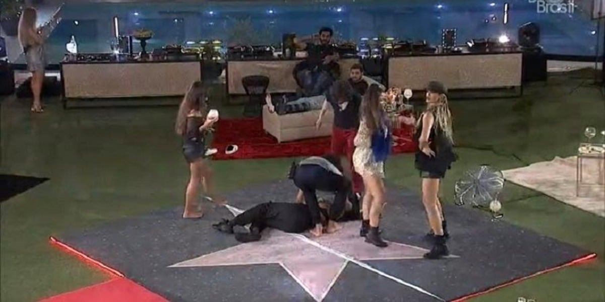 Pocah desmaia no BBB21 (Foto: Reprodução)