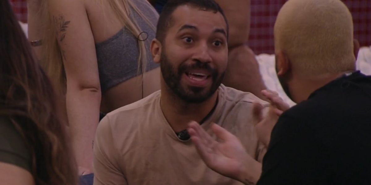 Gilberto conversando com Projota no BBB21 (Foto: Reprodução)