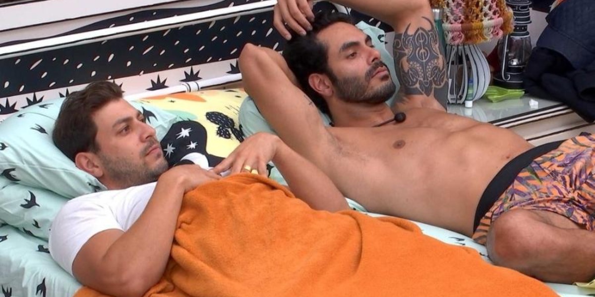 Rodolffo e Caio conversando sobre Gil no BBB21 (Foto: Reprodução)