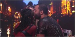 Sarah, Gilberto e Karol Conká deram um beijo triplo no BBB21 (Foto: Reprodução)