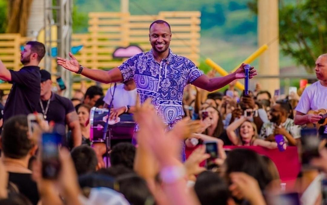 Thiaguinho durante turnê Tardezinha (Foto: Reprodução)