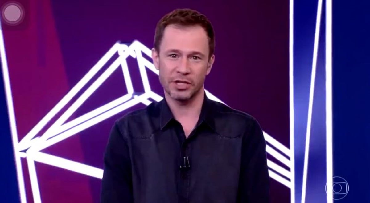 Tiago Leifert imitou Karol Conká no BBB21 (Foto: Reprodução)