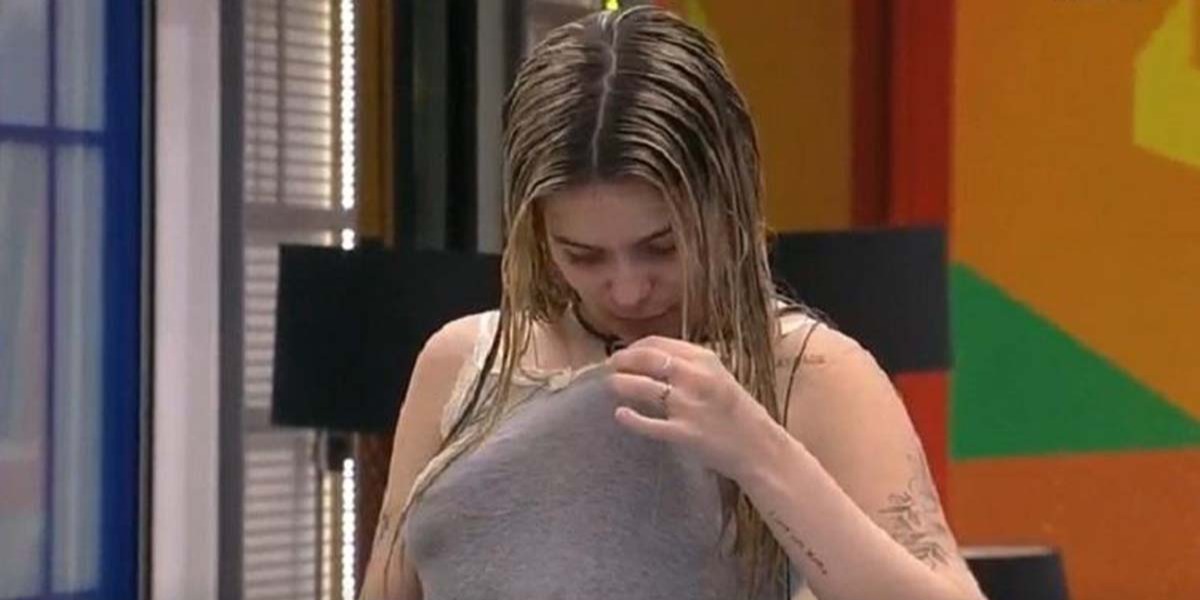 Viih Tube verificando ferimento (Foto: Reprodução/TV Globo)