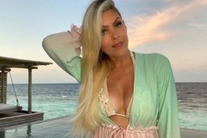 Renata Fan surgiu com um macacão decotado nas redes sociais (Foto: Reprodução)