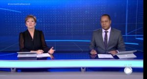 Os âncoras do Jornal da Record noticiaram uma situação trágica (Foto: Reprodução)
