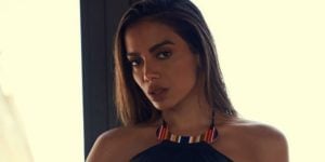 Anitta cai em pegadinha e divulga vídeo tatuando parte íntima (Foto: Reprodução / Instagram)