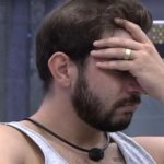Caio, que quebrou o pé há quase um mês, disse que não está mais aguentando de dor; o brother afirmou que pode deixar o confinamento do BBB21 a qualquer momento (Foto: Reprodução / TV Globo)