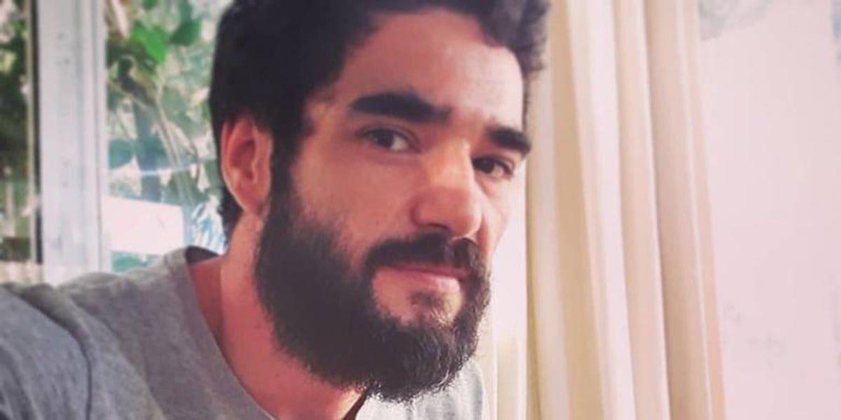 Caio Blat chocou internautas ao surgir em foto com barba enorme (Foto: Reprodução)
