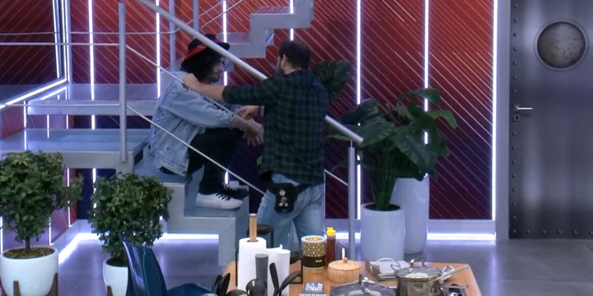 Caio e Fiuk na cozinha do BBB21 conversando sobre Juliette (Foto: Reprodução)