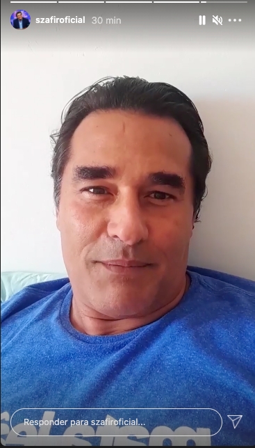 Luciano Szafir surge deitado em vídeo para conversar com seus seguidores (Reprodução) 