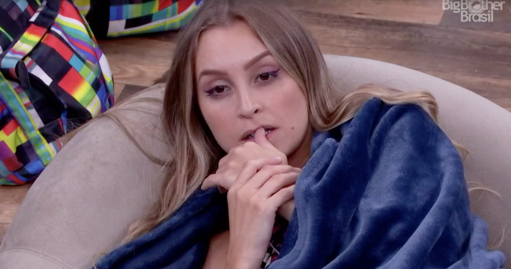 Carla Diaz está assistindo participantes falando dela de quarto secreto no BBB21 (Foto reprodução) 