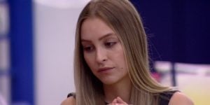 Carla Diaz virou alvo dentro do BBB21 e pode cair no paredão falso; o público já espera que ela volte com sangue nos olhos após ver até o namorado Arthur falar mal de seu comportamento (Foto: Reprodução / TV Globo)
