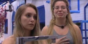 Viih Tube chorando em conversa com Carla Diaz no BBB21 (Foto: Reprodução / TV Globo)