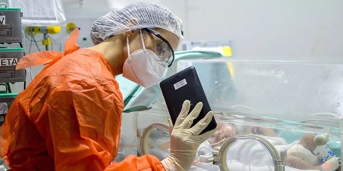 Médicos e enfermeiros do Hospital Albert Sabin, compraram tablets para fazer chamadas em vídeo para crianças (Foto: Secretaria de Saúde do Ceará)