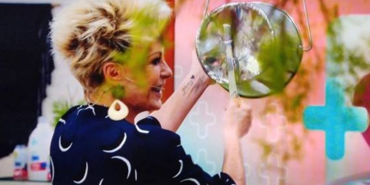 Ana Maria Braga batendo panela (Foto: Reprodução)