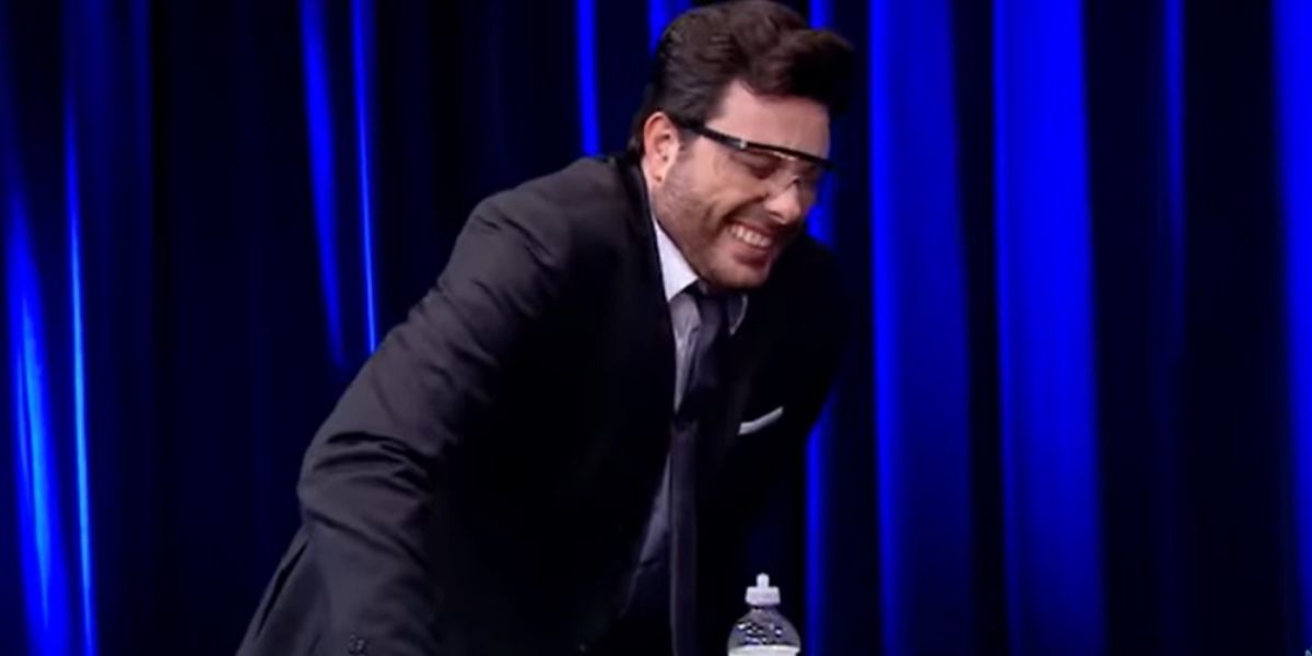 Danilo Gentili urrando de dor após acertar genital no The Noite (Foto: Reprodução)
