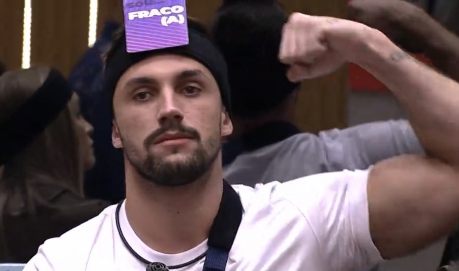 Arthur fez esse gesto e foi imitado por Tiago Leifert (Foto: Reprodução)