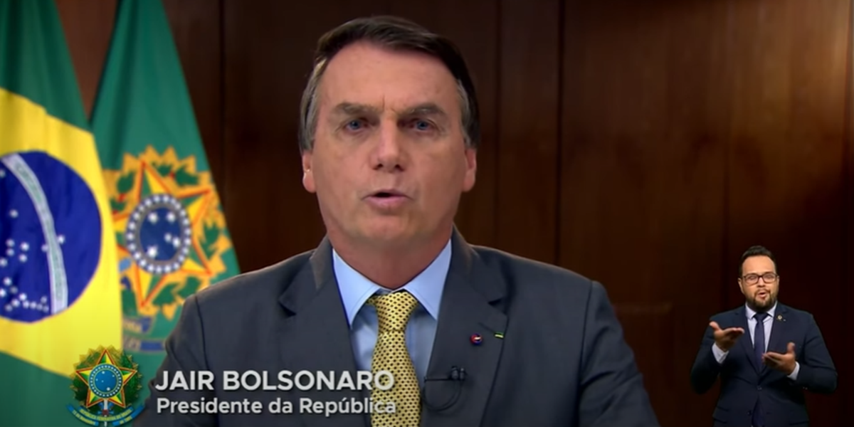 O presidente Jair Bolsonaro em um pronunciamento oficial e inédito feito antes do início do Jornal Nacional (Foto: Reprodução / TV Globo)