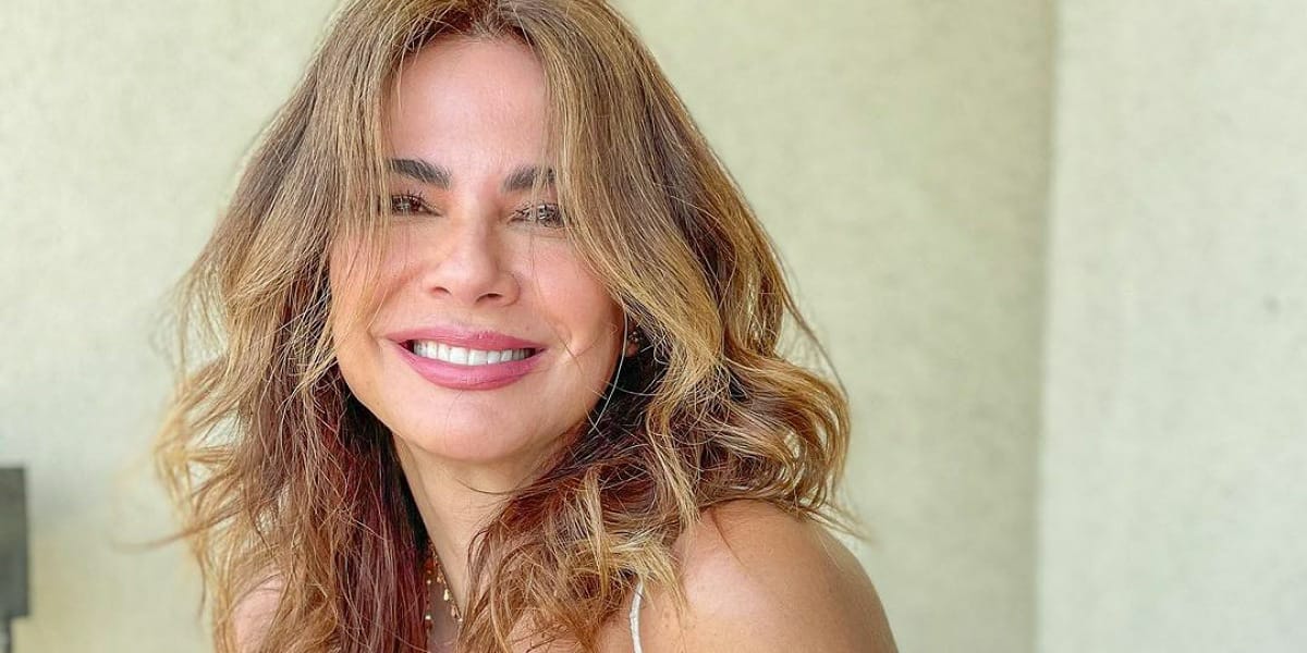 Luciana Gimenez posa só de biquíni no meio da neve (Foto: Reprodução)