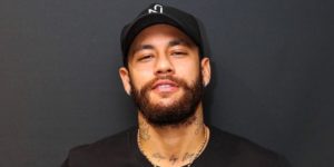 Neymar nega perfil em rede social de relacionamentos e choca web: 