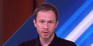 Tiago Leifert é apresentador do BBB21, que tem arrebentado de audiência no Ibope (Foto: Reprodução / TV Globo)