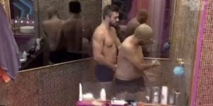 Arthur e Projota tomando banho juntos no BBB21 (Foto: Reprodução)
