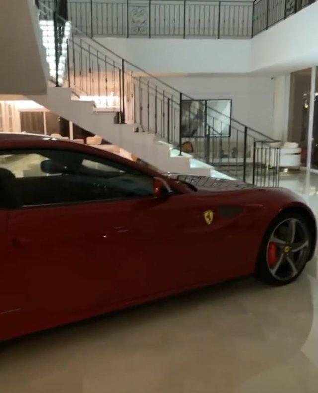Andressa Suita filmou Ferrari na sala de Gusttavo Lima (Foto: Reprodução/ Instagram)