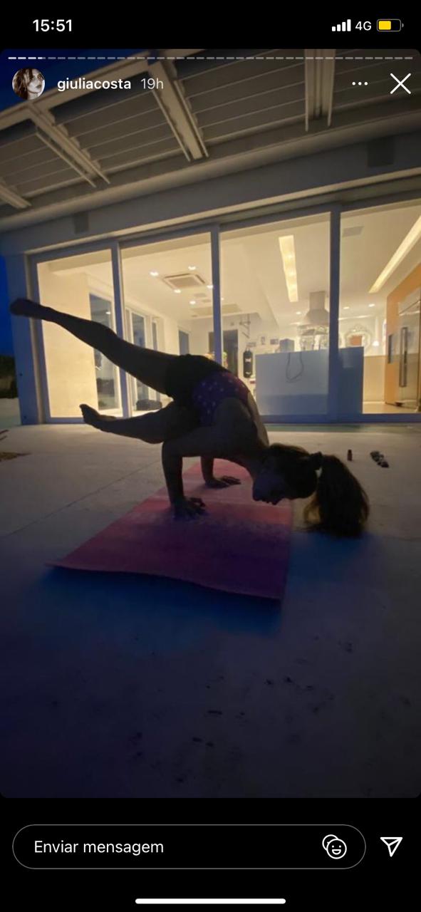 Giulia Costa aproveita noite para fazer exercícios (Reprodução) 