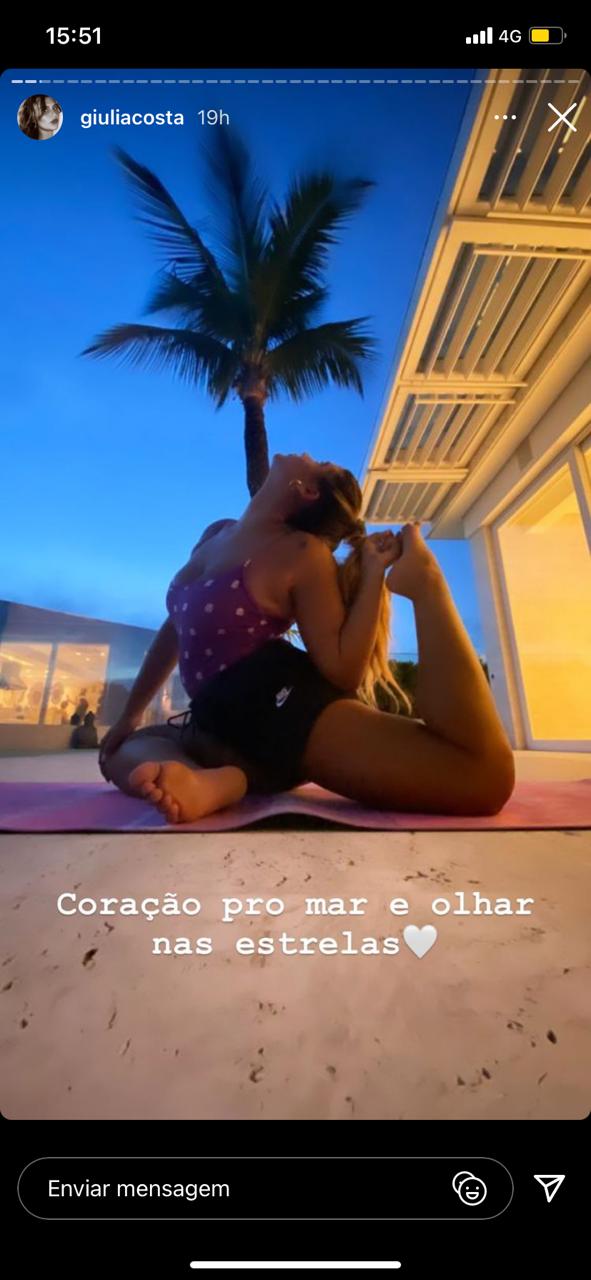 Giulia Costa aproveita noite para fazer exercícios (Reprodução) 