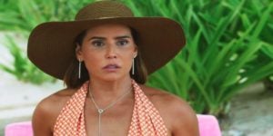 Alexia (Deborah Secco) vê homem saindo do mar em Salve-se Quem Puder (Foto: Reprodução/Globo)