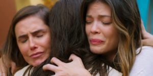 Alexia (Deborah Secco), Kyra (Vitória Strada) abraçam Luna (Juliana Paiva) em reencontro na trama de Salve-se Quem Puder (Foto: Reprodução/Globo)