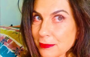 Atriz Angela Dippe é gravemente atacada por usar máscara e recebe xingamentos: “Escrava do comunismo”