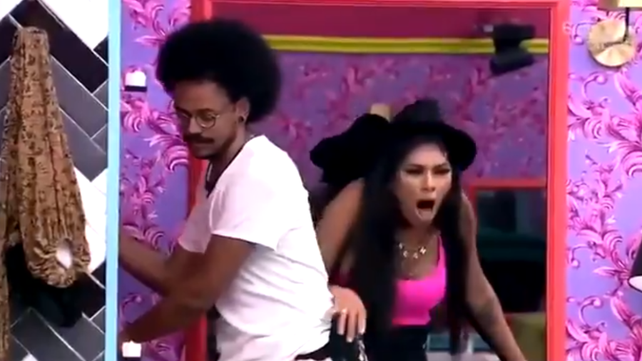 Pocah ao ver que sua mão levou vômito no BBB21 (Foto: Reprodução)