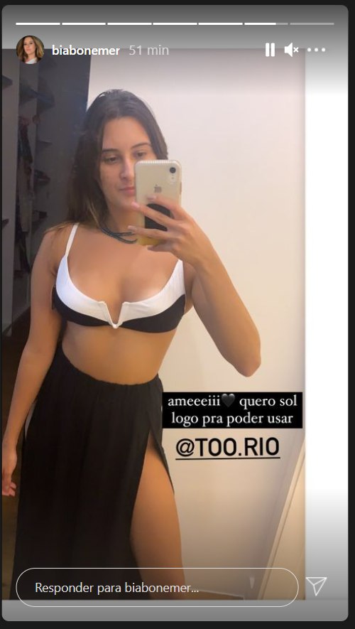 Bia Bonemer apostou em uma roupa mais 'atirada' (Foto: Reprodução/ Instagram)