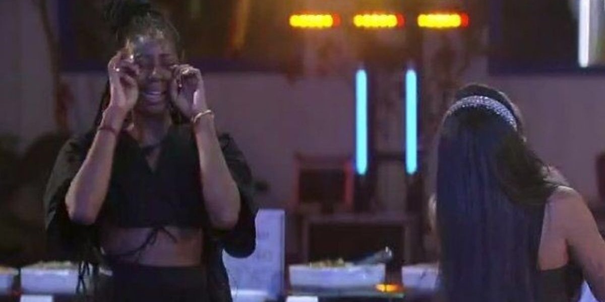 Camila chora feito bebê na festa do líder (Foto: Reprodução)