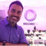 Fábio Ramalho, apresentador da Record, namora um rapaz 27 anos mais jovem (Foto: Reprodução)