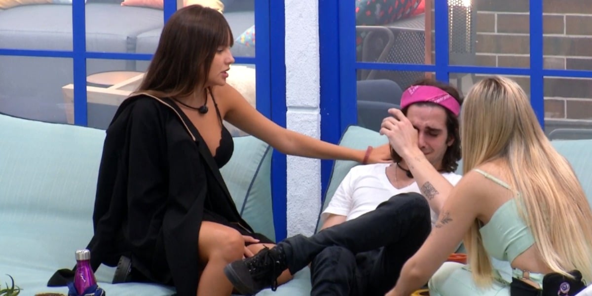 Fiuk chorando e sendo consolado por Viih Tube e Thaís no BBB21 (Foto: Reprodução)