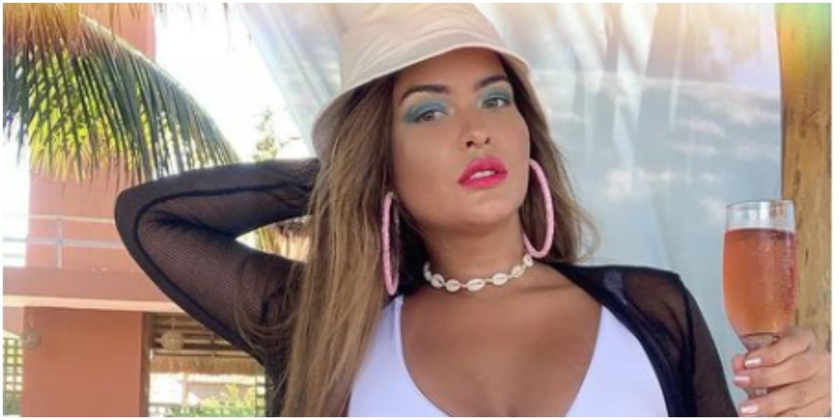 Geisy Arruda usou as redes sociais para expor fotos explícitas de viagem (Foto: Reprodução)