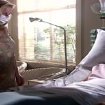 Helena (Vera Fischer) com Marcela (Paula Tolentino) em despedida na novela Laços de Família (Foto: Reprodução/Globo)