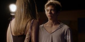 João (Guilherme Hamacek) está muito a fim de Bianca (Bruna Hamú) em Malhação Sonhos (Foto: Reprodução/Globo)